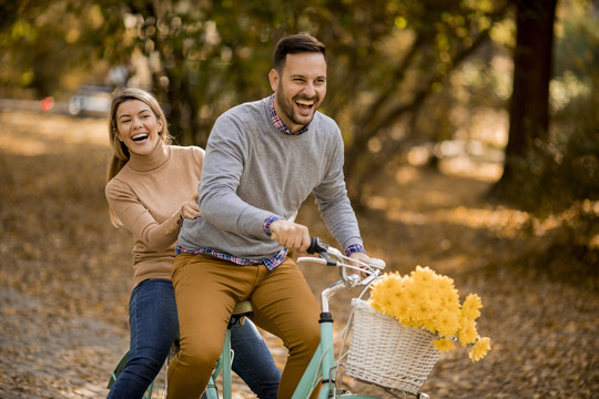 Koppel fietst in de herfst