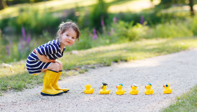 Kind beobachtet Enten auf dem Radweg