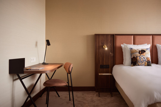 Schreibtisch im Komfortzimmer des Hotel Delft A4