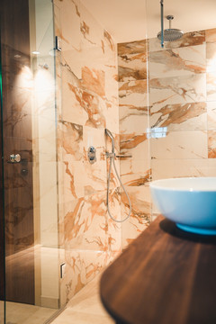 Dusche im Komfortzimmer des Hotel Delft A4