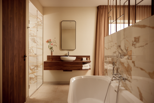 offenes Badezimmer mit Bad