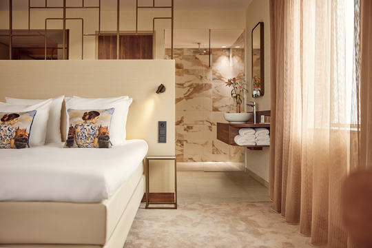 Offenes Badezimmer mit Bad